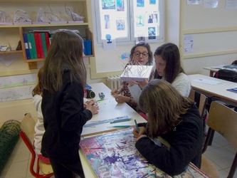 Les élèves fabriquent une maquette sous le regard attentif de l'artiste