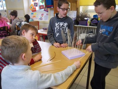 Ca pique ! des piques à brochettes dans du styrodur