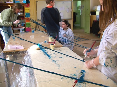 Peinture des bambous avec l'aide de la maîtresse